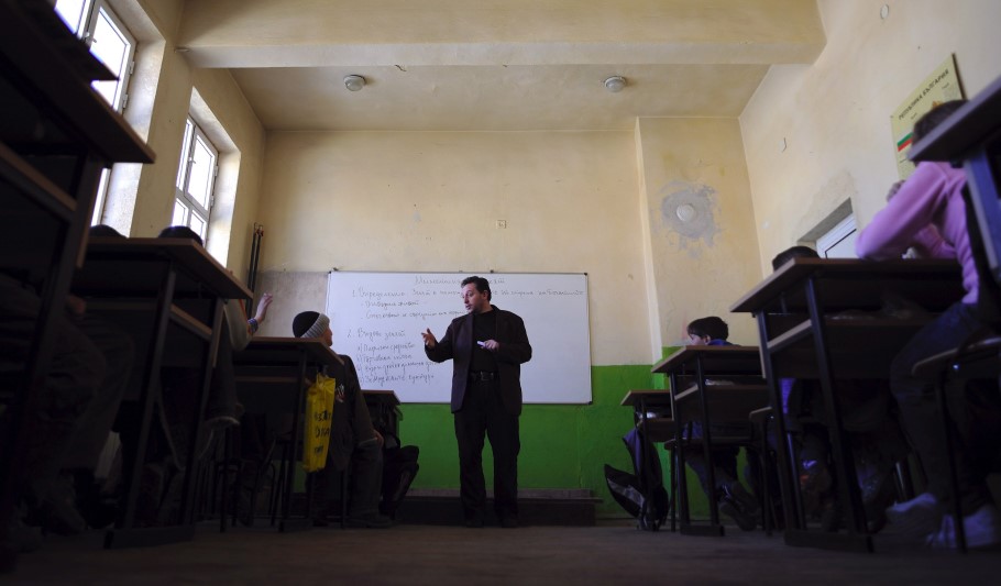 Εκπαιδευτικός σε σχολική αίθουσα στη Βουλγαρία © EPA/VASSIL DONEV