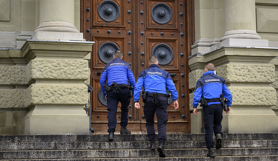 Ελβετοί αστυνομικοί έξω από δικαστήριο στη Λωζάνη © EPA/LAURENT GILLIERON