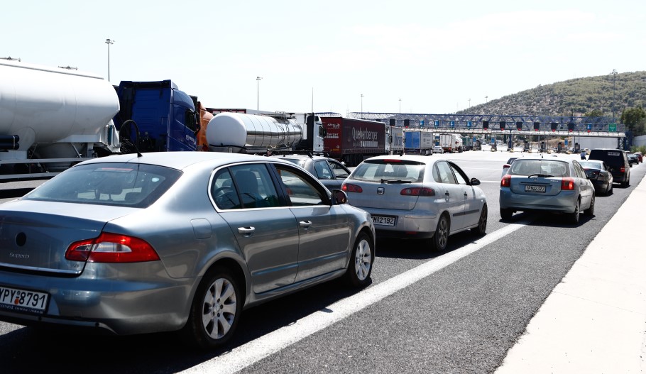 Μποτιλιάρισμα στην Εθνική Οδό Αθηνών - Κορίνθου μετά τη φωτιά σε βυτιοφόρο στην Κακιά Σκάλα © EUROKINISSI/ΣΩΤΗΡΗΣ ΔΗΜΗΤΡΟΠΟΥΛΟΣ