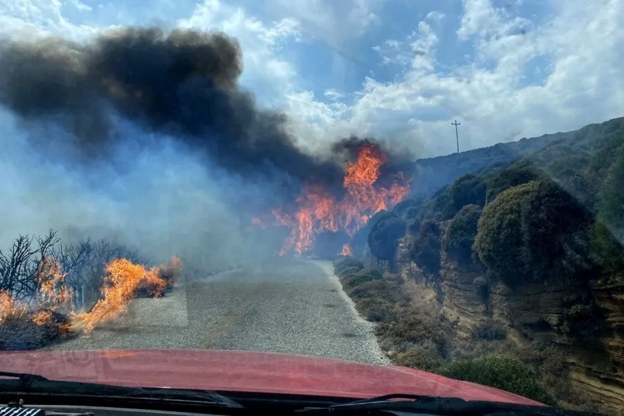 Φωτιά καίει σε δασική έκταση στην τοποθεσία «Αγία Μαρίνα» στην Άνδρο @ΑΠΕ-ΜΠΕ