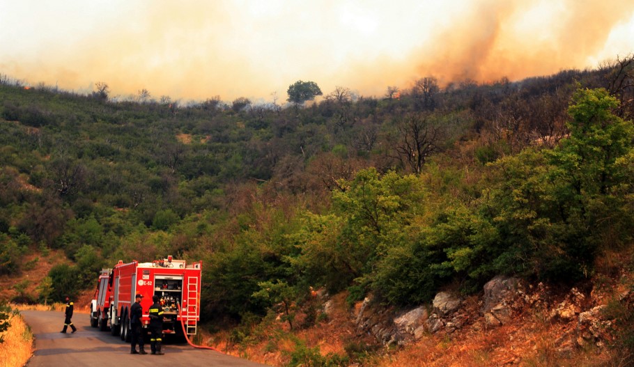 Φωτιά στην Τρίπολη: Μάχη των πυροσβεστών στον Άγιο Βλάση