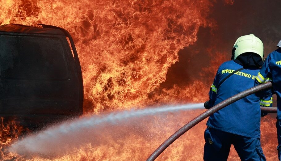 Πυροσβέστης επιχειρεί να θέσει υπό έλεγχο τη φωτιά σε φλεγόμενο όχημα © EUROKINISSI/ΓΙΩΡΓΟΣ ΚΟΝΤΑΡΙΝΗΣ