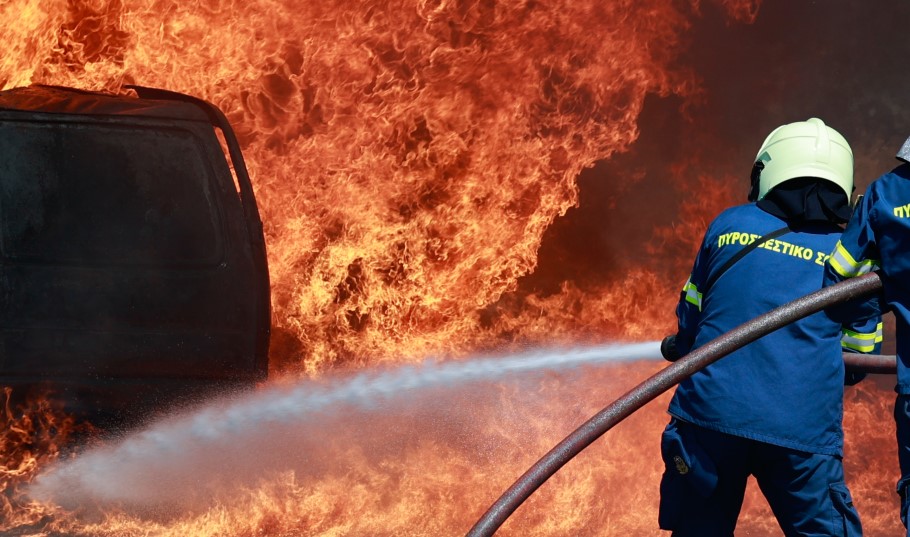 Πυροσβέστης επιχειρεί να θέσει υπό έλεγχο τη φωτιά σε φλεγόμενο όχημα © EUROKINISSI/ΓΙΩΡΓΟΣ ΚΟΝΤΑΡΙΝΗΣ