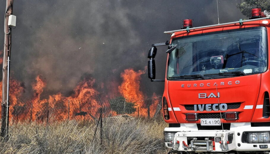 Πυροσβεστικό όχημα στο μέτωπο της φωτιάς© Εurokinissi