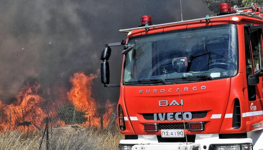 Πυροσβεστικό όχημα στο μέτωπο της φωτιάς© Εurokinissi
