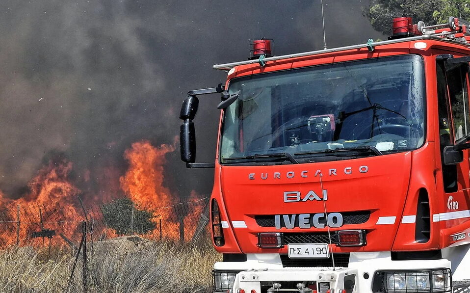 Πυροσβεστικό όχημα στο μέτωπο της φωτιάς© Εurokinissi