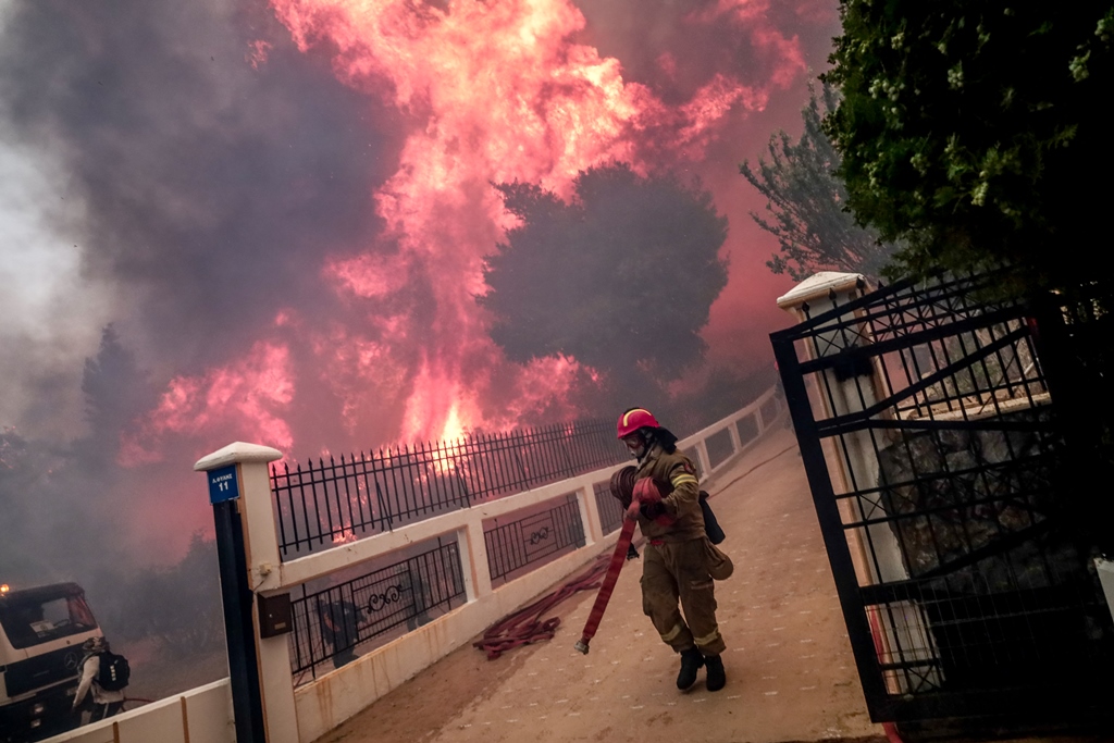 Πυρκαγιά στην Πάρνηθα © Εurokinissi