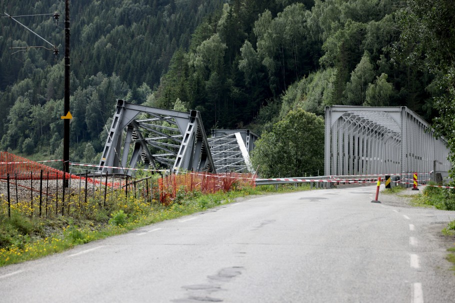 Το τμήμα της γέφυρας τρένων που κατέληξε σε ποταμό στη Νορβηγία © EPA/Geir Olsen