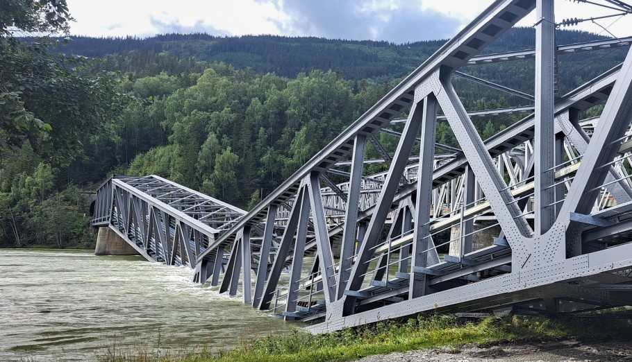 Η σιδηροδρομική γέφυρα που κατέρρευσε στη Νορβηγία © EPA/Lars Skjeggestad Kleven