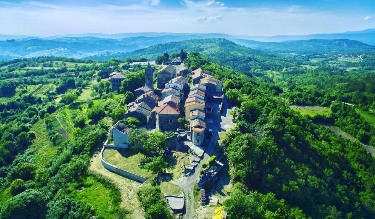 Το Χουμ είναι η μικρότερη πόλη στον κόσμο @ https://www.instagram.com/villanoel_/