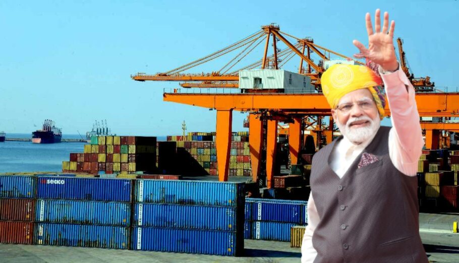 O Ινδός πρωθυπουργός Ναρέντρα Μόντι με φόντο το λιμάνι του Πειραιά © Eurokinissi / Νικολόπουλος Αντώνης / EPA/HARISH TYAGI / PowerGame.gr
