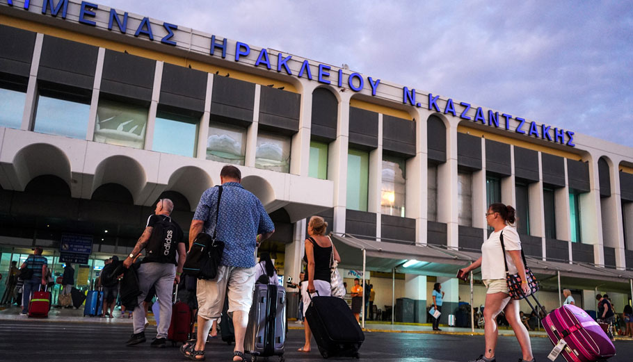 Τουρίστες στο αεροδρόμιο του Ηρακλείου Κρήτης «Νίκος Καζαντζάκης» © Eurokinissi