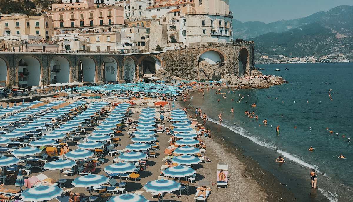Οργανωμένη παραλία στην Ιταλία © Unsplash