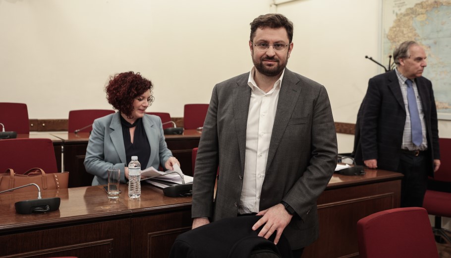 Ο ΣΥΡΙΖΑ που χωρίστηκε στα 4 για τον Δήμο Αθηναίων, το ΠΑΣΟΚ που εκμεταλλεύεται το κενό του και ο τρίτος δρόμος για τις ευρωεκλογές, που εξετάζει το Μαξίμου