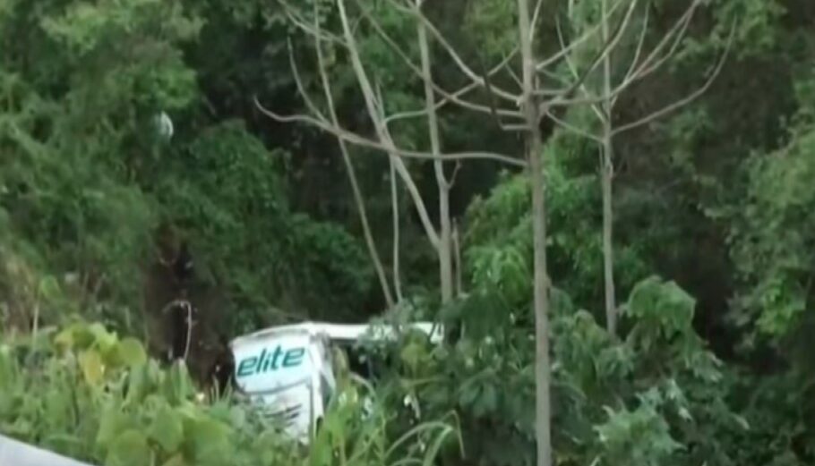 Το λεωφορείο που έπεσε σε γκρεμό στο Μεξικό © YouTube/screenshot