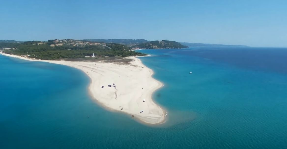 Η μοναδική ελληνική παραλία που αλλάζει σχήμα και… εξαφανίζεται