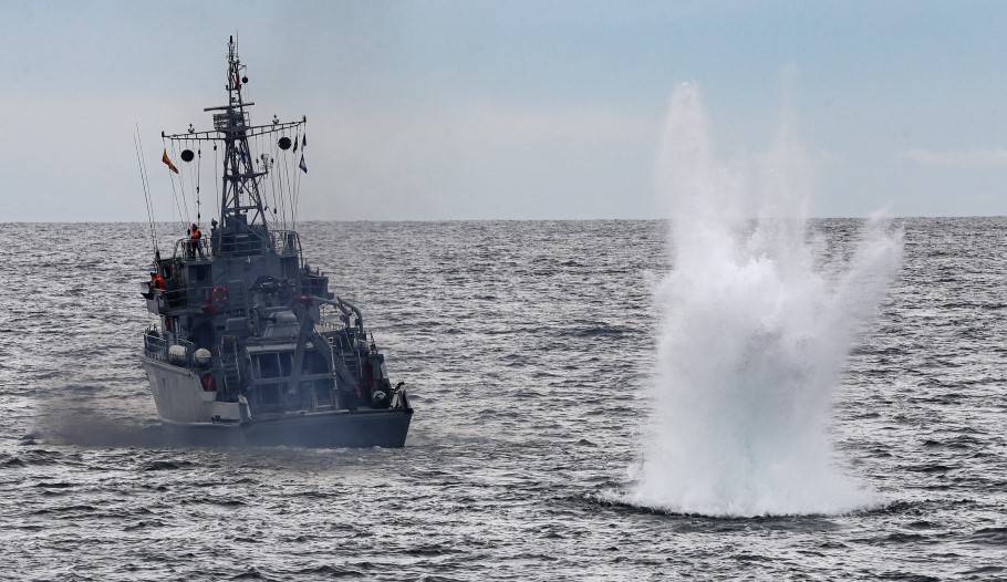 Εξουδετέρωση θαλάσσιας νάρκης από πολεμικό πλοίο © EPA/YURI KOCHETKOV