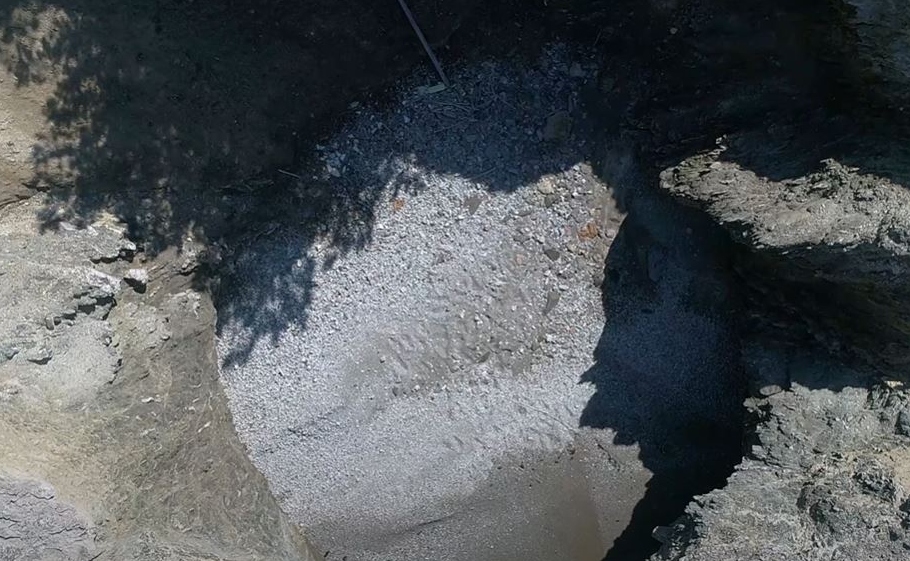 Η μοναδική παραλία σε κρατήρα βρίσκεται μισή ώρα απ’ την Αθήνα