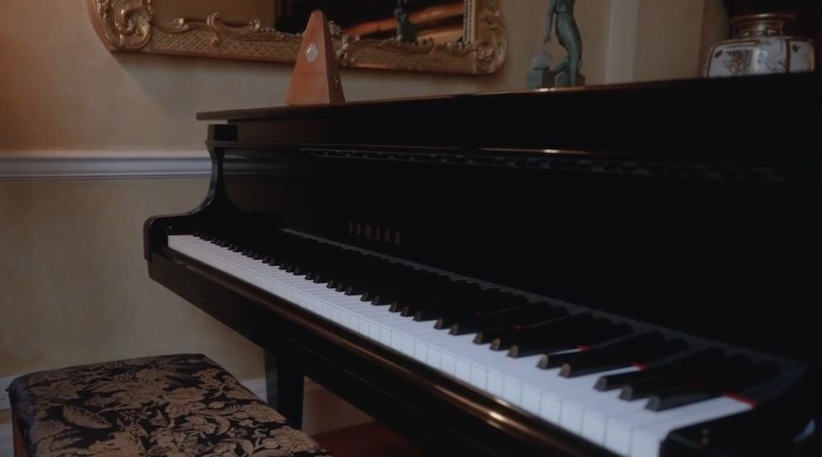 To πιάνο του Φρέντι Μέρκιουρι @ https://www.sothebys.com/en/videos/first-look-freddie-mercurys-yamaha-piano?locale=en