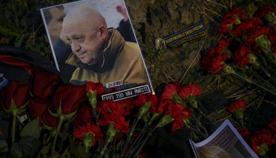 Φωτογραφία του επικεφαλής της Wagner, Yevgeny Prigozhin, σε άτυπο μνημείο δίπλα στο πρώην "Κέντρο PMC Wagner" στην Αγία Πετρούπολη @EPA/ANTON