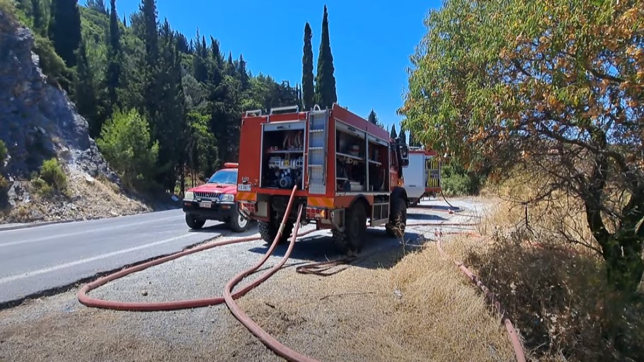 Πυροσβεστικά οχήματα στη Σάμο © YouTube/screenshot