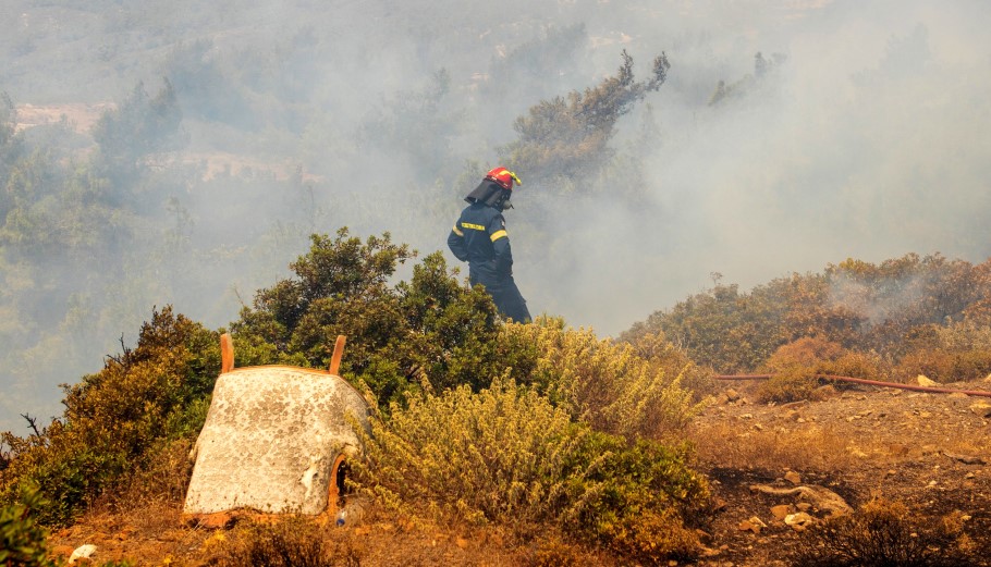 Πυροσβέστης σε δασική πυρκαγιά © EPA/ DAMIANIDIS LEFTERIS