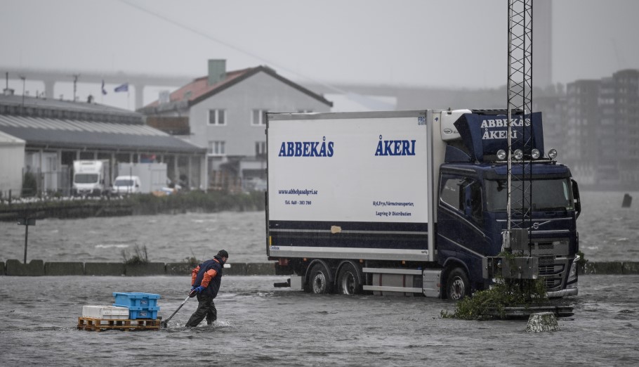 Πλημμύρες στη Σουηδία © EPA/BJORN LARSSON ROSVALL