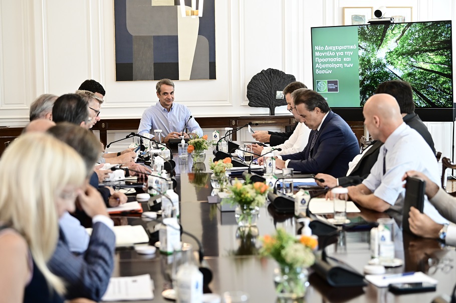 Μαξίμου: Ποια μέτρα αποφασίστηκαν για Έβρο και Πάρνηθα