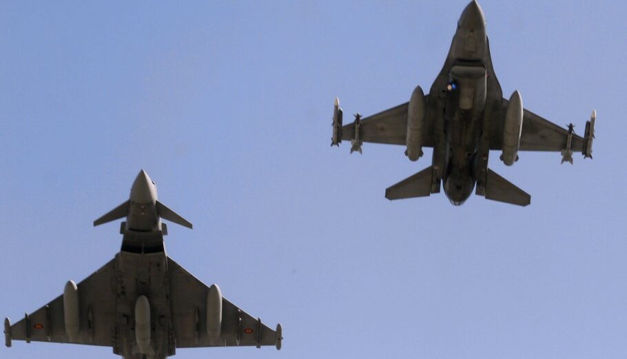 Μαχητικά Typhoon και F-16 © EPA/ VALDA KALNINA