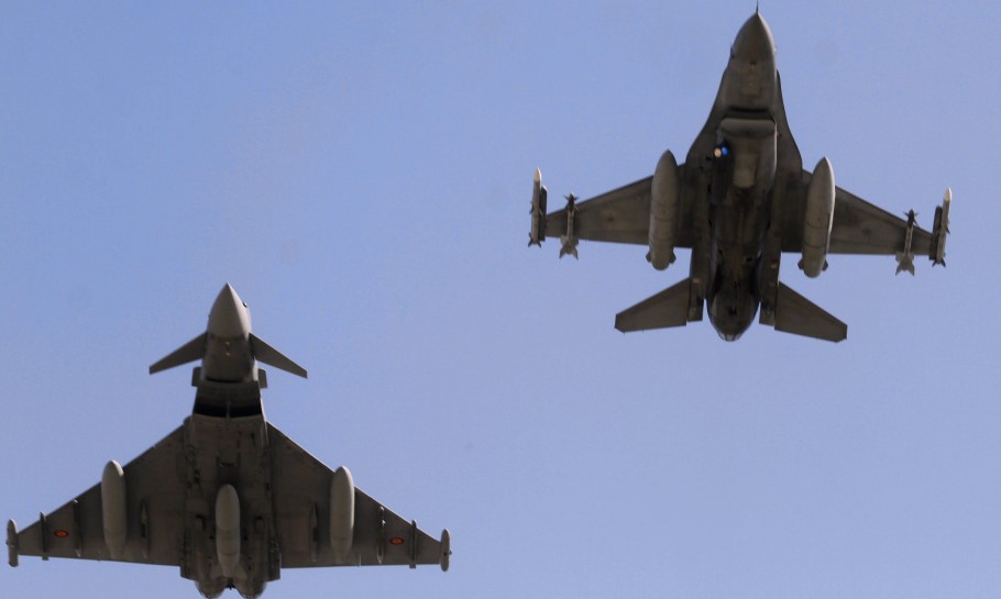Μαχητικά Typhoon και F-16 © EPA/ VALDA KALNINA