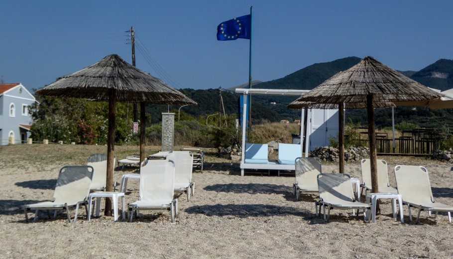 Συνεχίζονται οι έλεγχοι για τις ξαπλώστρες
