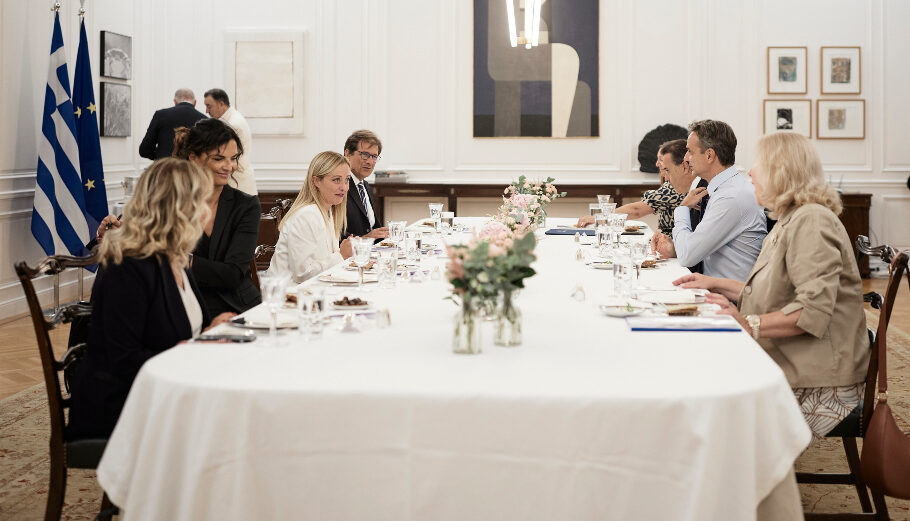 Ο πρωθυπουργός Κυριάκος Μητσοτάκης συνομιλεί με την Ιταλίδα πρωθυπουργό Τζόρτζια Μελόνι, στο δείπνο εργασίας στο Μέγαρο Μαξίμου©ΑΠΕ-ΜΠΕ/ΓΡΑΦΕΙΟ ΤΥΠΟΥ ΠΡΩΘΥΠΟΥΡΓΟΥ/ΔΗΜΗΤΡΗΣ ΠΑΠΑΜΗΤΣΟΣ