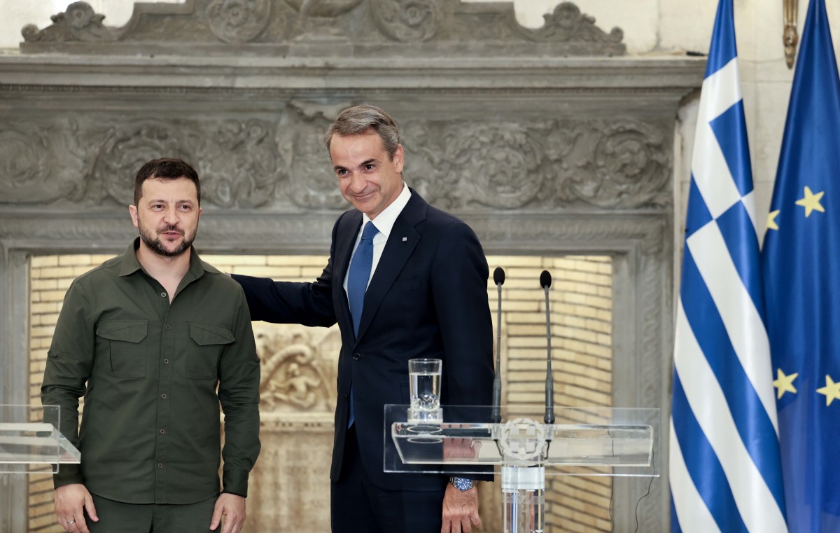 Ο Βολοντίμιρ Ζελένσκι και ο Κυριάκος Μητσοτάκης © Eurokinissi