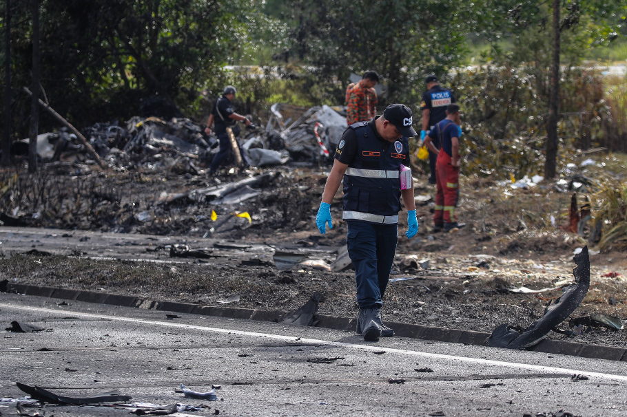 Συντριβή αεροπλάνου σε αυτοκινητόδρομο στη Μαλαισία©EPA/FAZRY ISMAIL