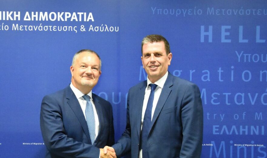 Ο Μάθιου Λοτζ και ο Δημήτρης Καιρίδης © Twitter / Υπουργείο Μετανάστευσης & Ασύλου