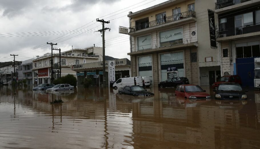 Πλημμυρισμένος δρόμος στο Βόλο, μετά την επέλαση της κακοκαιρίας Daniel © ΑΠΕ-ΜΠΕ/ΓΙΑΝΝΗΣ ΚΟΛΕΣΙΔΗΣ