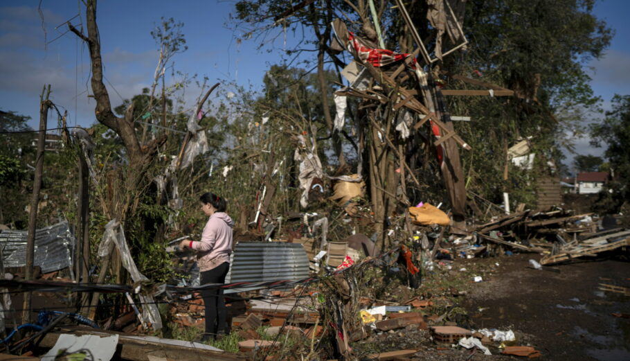 Κυκλώνας σάρωσε τον νότο της Βραζιλίας © EPA/Daniel Marenco