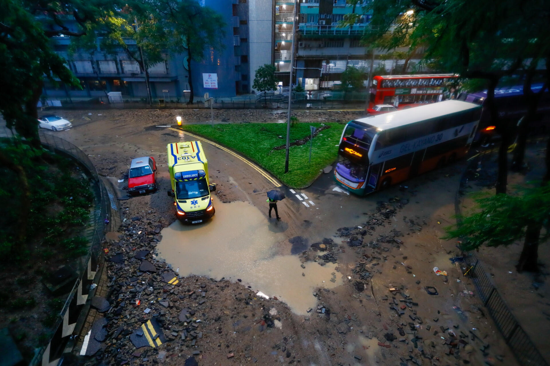 Το Χονγκ Κονγκ πλήττεται από μεγάλη κακοκαιρία © EPA/DANIEL CENG