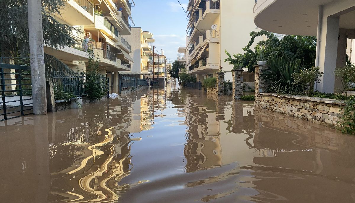 Πλημμυρισμένος δρόμος στον Άγιο Θωμά στη Λάρισα, μετά το πέρασμα της φονικής κακοκαιρίας Daniel© ΑΠΕ-ΜΠΕ/GOLDEN MOVIES/ΠΑΣΧΑΛΗΣ ΜΑΝΤΗΣ