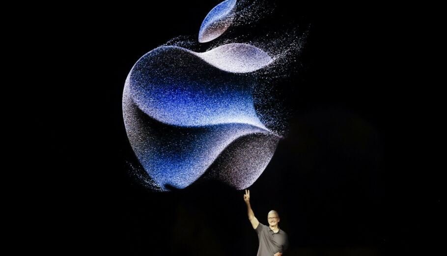 Ο CEO της Apple Τιμ Κουκ στην παρουσίαση του νέου iPhone15 © EPA/JOHN G. MABANGLO