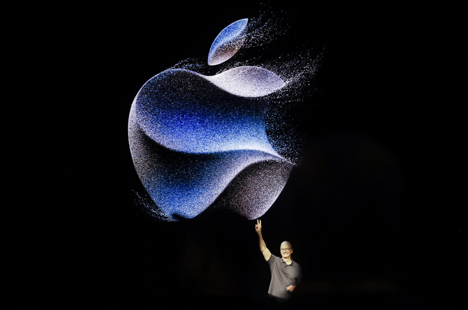 Ο CEO της Apple Τιμ Κουκ στην παρουσίαση του νέου iPhone15 © EPA/JOHN G. MABANGLO