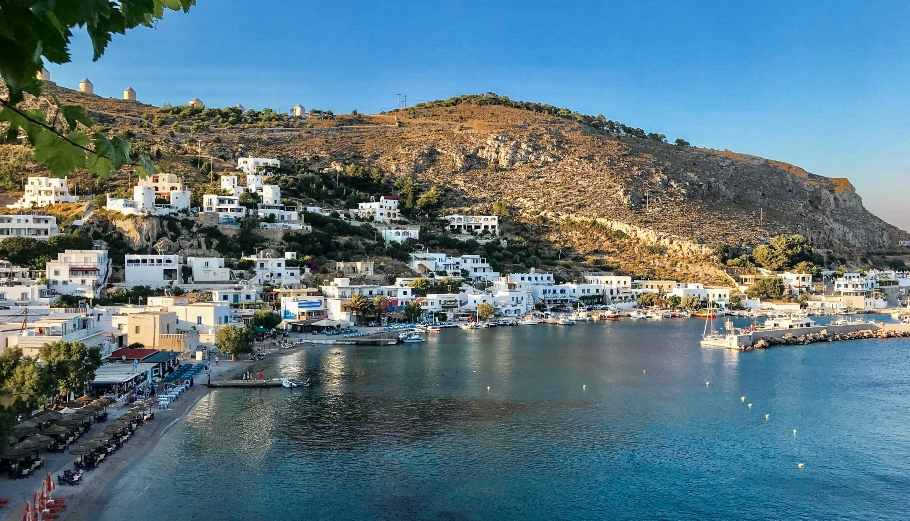 Guardian: Δύο ελληνικοί προορισμοί για διακοπές το Φθινόπωρο