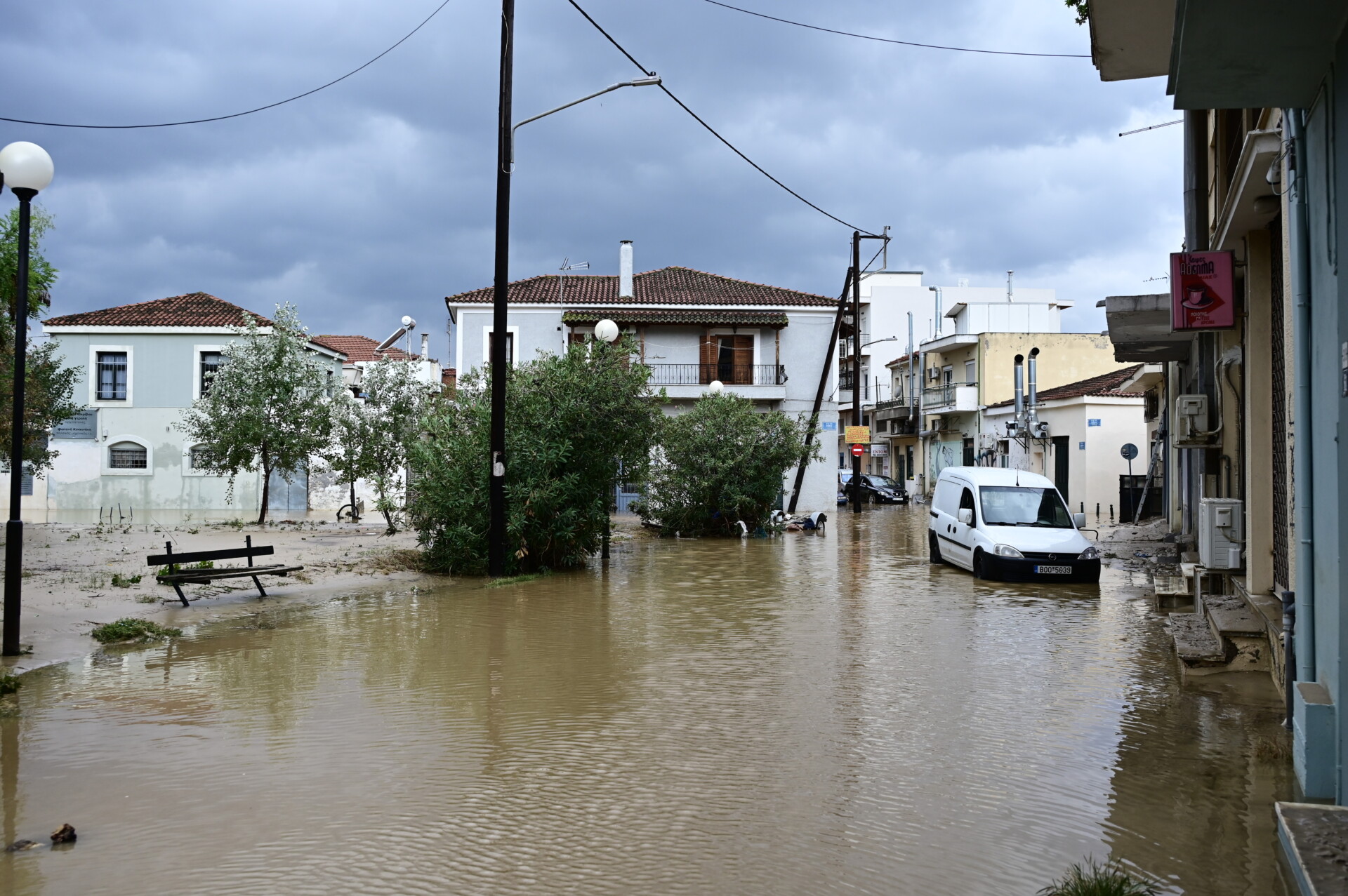 ΔΕΔΔΗΕ: Αποκαθίστανται ζημιές στο δίκτυο του Βόλου
