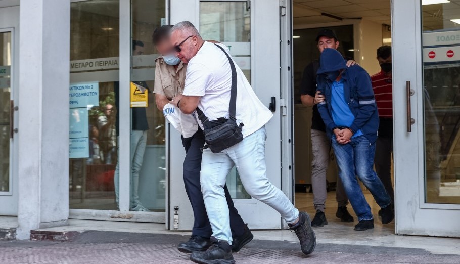 Στην εισαγγελία Πειραιά οι κατηγορούμενοι για τη δολοφονία του 36χρονου στο λιμάνι του Πειραιά ©Eurokinissi