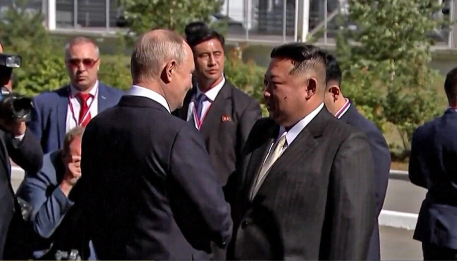 Ο πρόεδρος της Ρωσίας, Βλαντίμιρ Πούτιν, και ο ηγέτης της Βόρειας Κορέας, Κιμ Γιονγκ Ουν ©Print Screen Twitter/realpeacenotwar