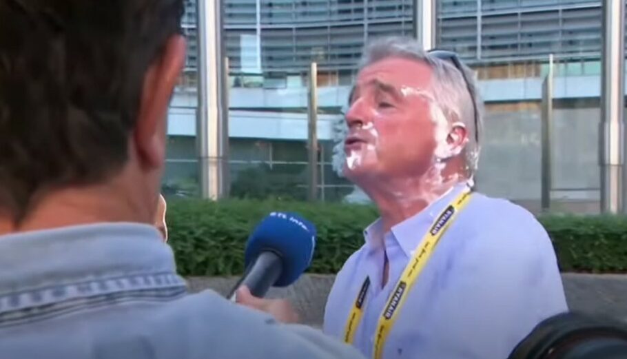 O CEO της Ryanair, Μάικλ Ο’ Λίρι, μετά την επίθεση με τάρτα που δέχτηκε από ακτιβιστές © YouTube/screenshot