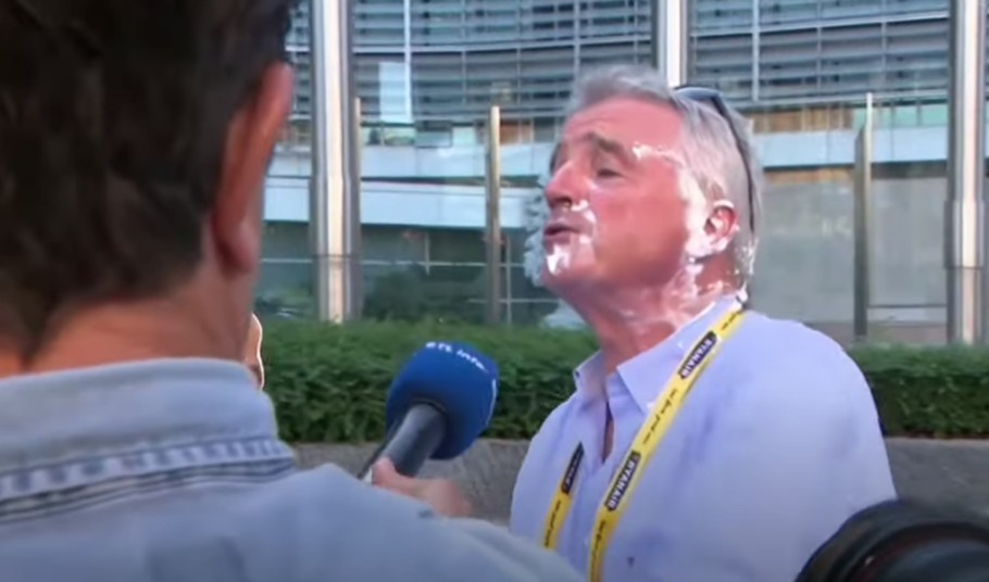 Βέλγιο: Ακτιβιστές πέταξαν τάρτα στον CEO της Ryanair