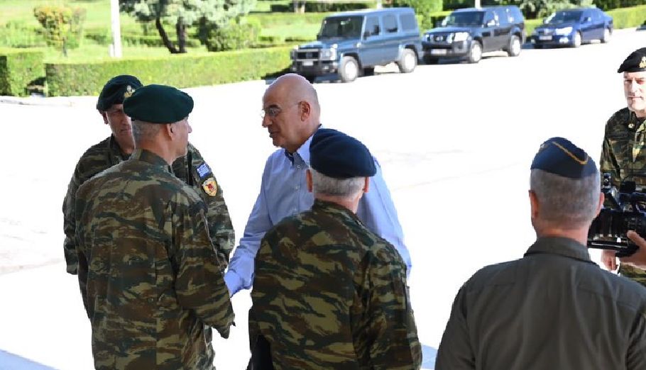 Κακοκαιρία Daniel: Στην 1η στρατιά Λάρισας ο Ν. Δένδιας