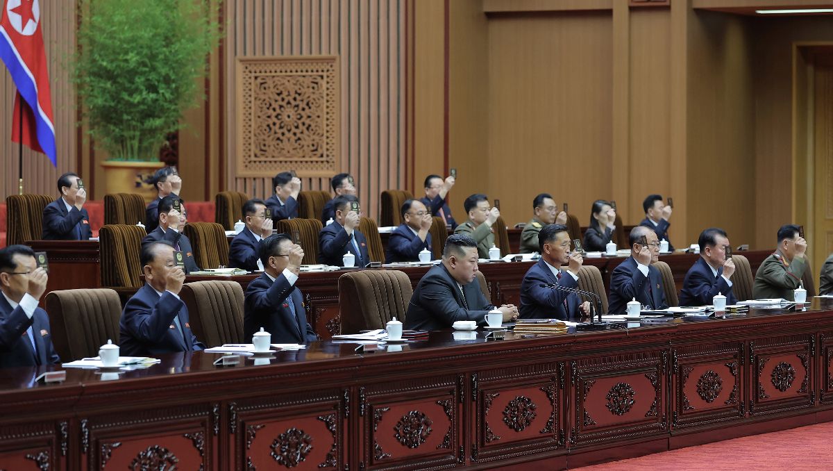 Ο ηγέτης της Βόρειας Κορέας Κιμ Γιονγκ σε συνεδρίαση της Ανώτατης Λαϊκής Συνέλευσης στην Πιονγιάνγκ © EPA/KCNA