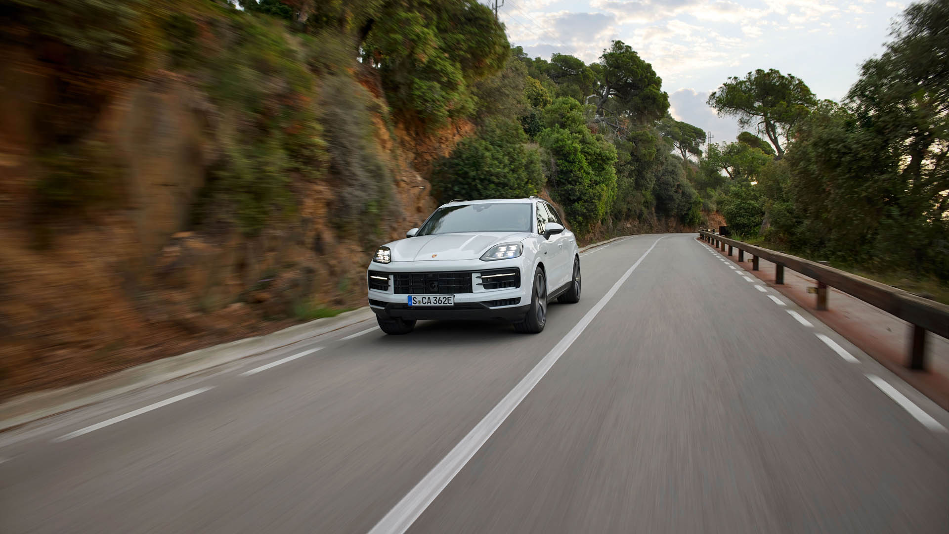 Η Porsche Cayenne S E-Hybrid δελεάζει με 519 ίππους